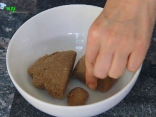 딱딱하게 굳은 설탕