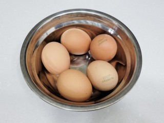 달걀 삶을때 소금 넣으면 안 깨져
