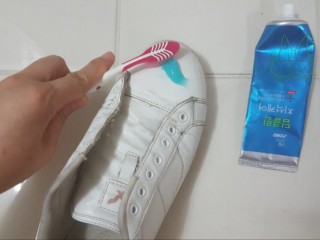 운동화 얼룩 치약바르면 잘 빠져