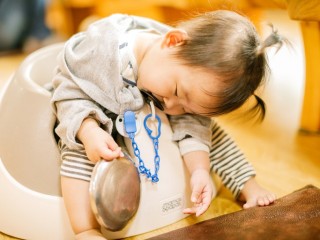 졸때는 왜 머리가 숙여지는가?