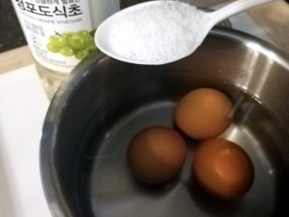 달걀 안깨지게 삶으려면?